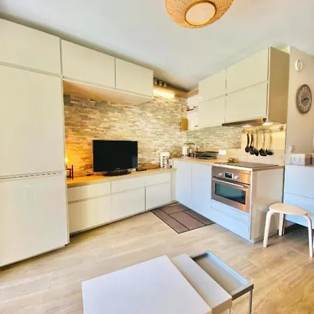 Bright For 4 - Near Apartment